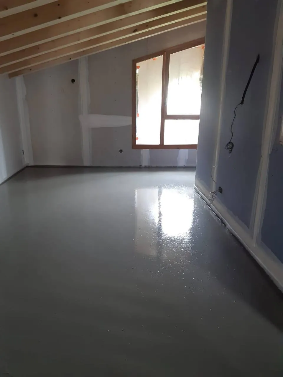 Chape liquide sous charpente bois combles